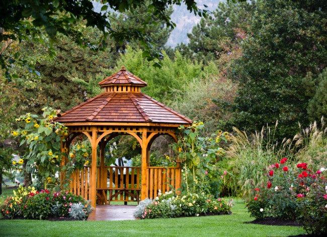 gazebo-roof-difference-pergola